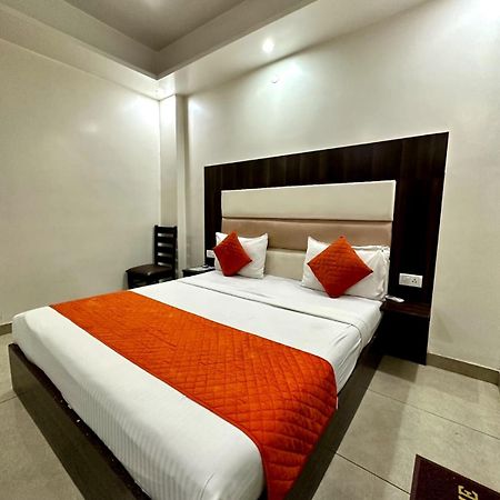 Hotel Sky Plaza Új-Delhi Kültér fotó