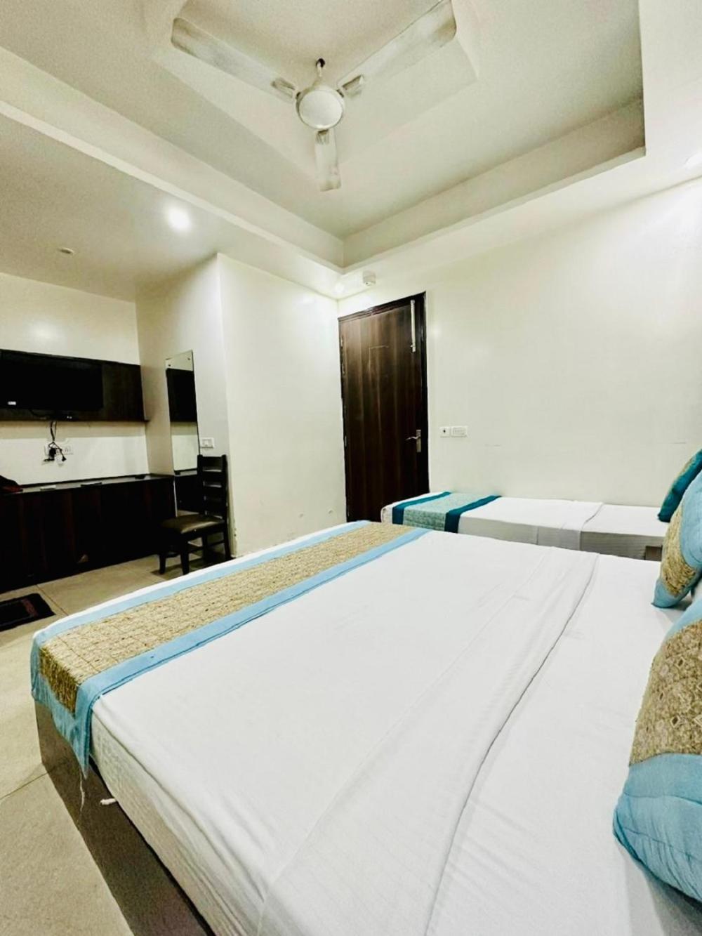 Hotel Sky Plaza Új-Delhi Kültér fotó