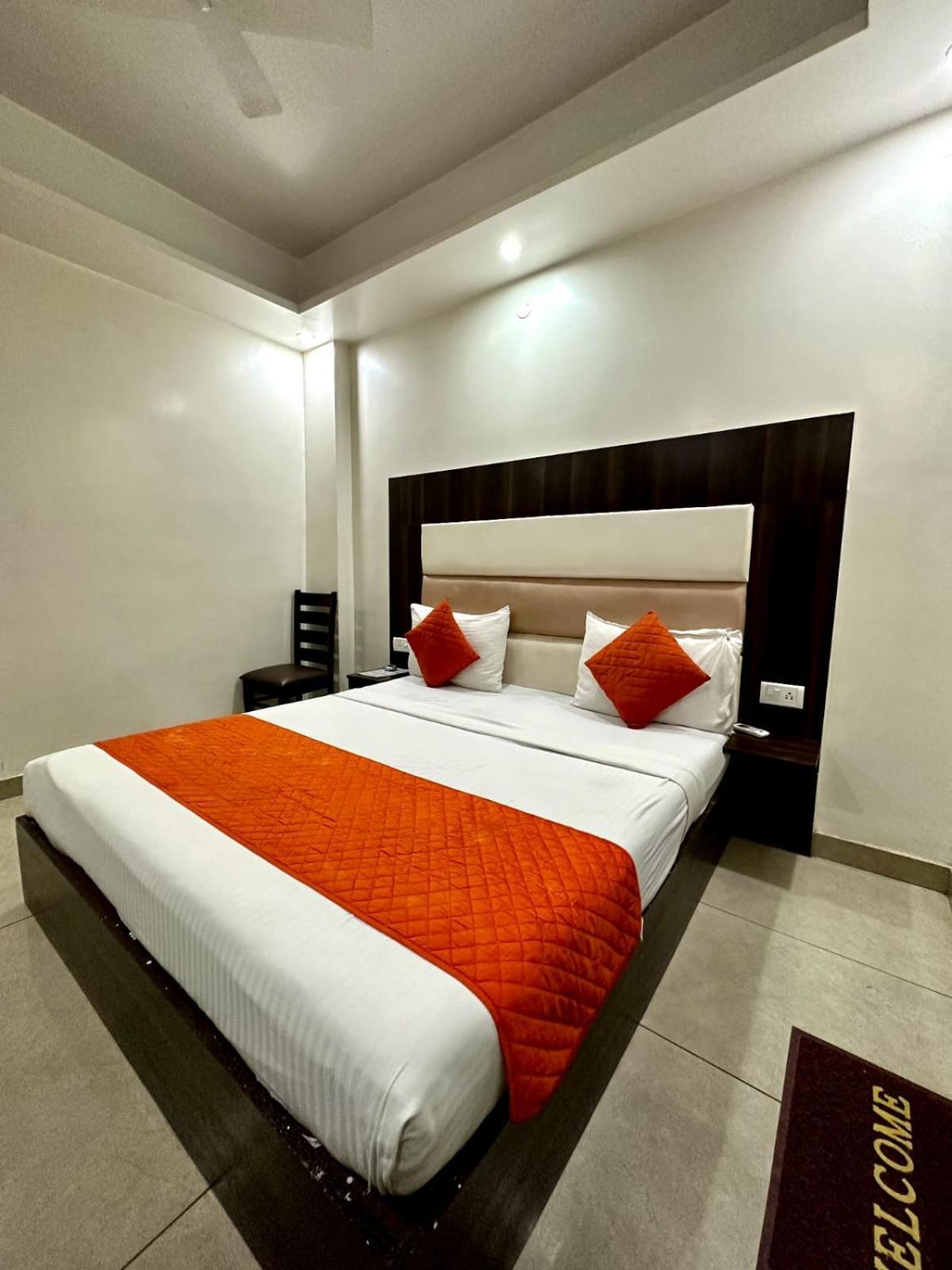 Hotel Sky Plaza Új-Delhi Kültér fotó