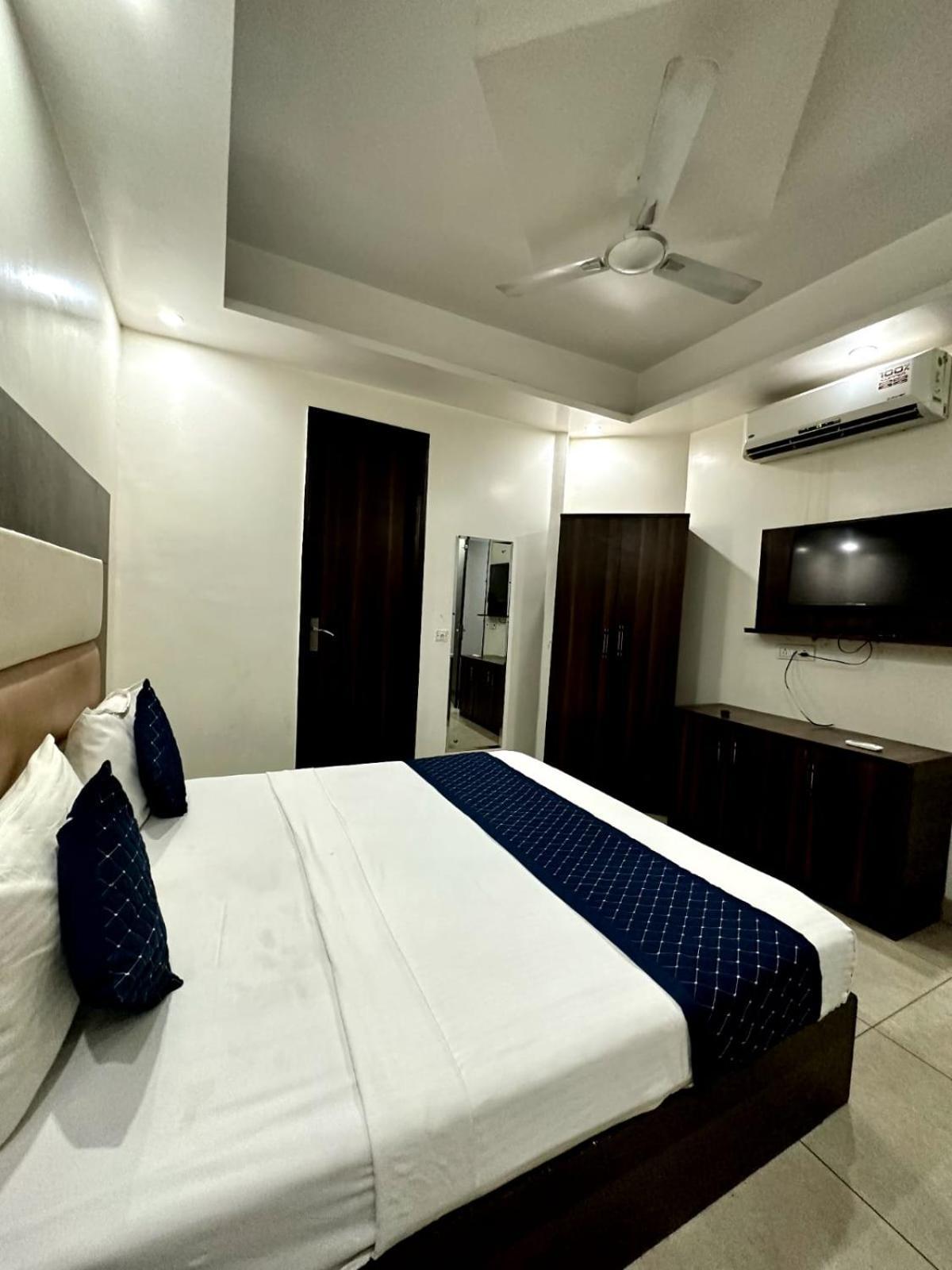 Hotel Sky Plaza Új-Delhi Kültér fotó