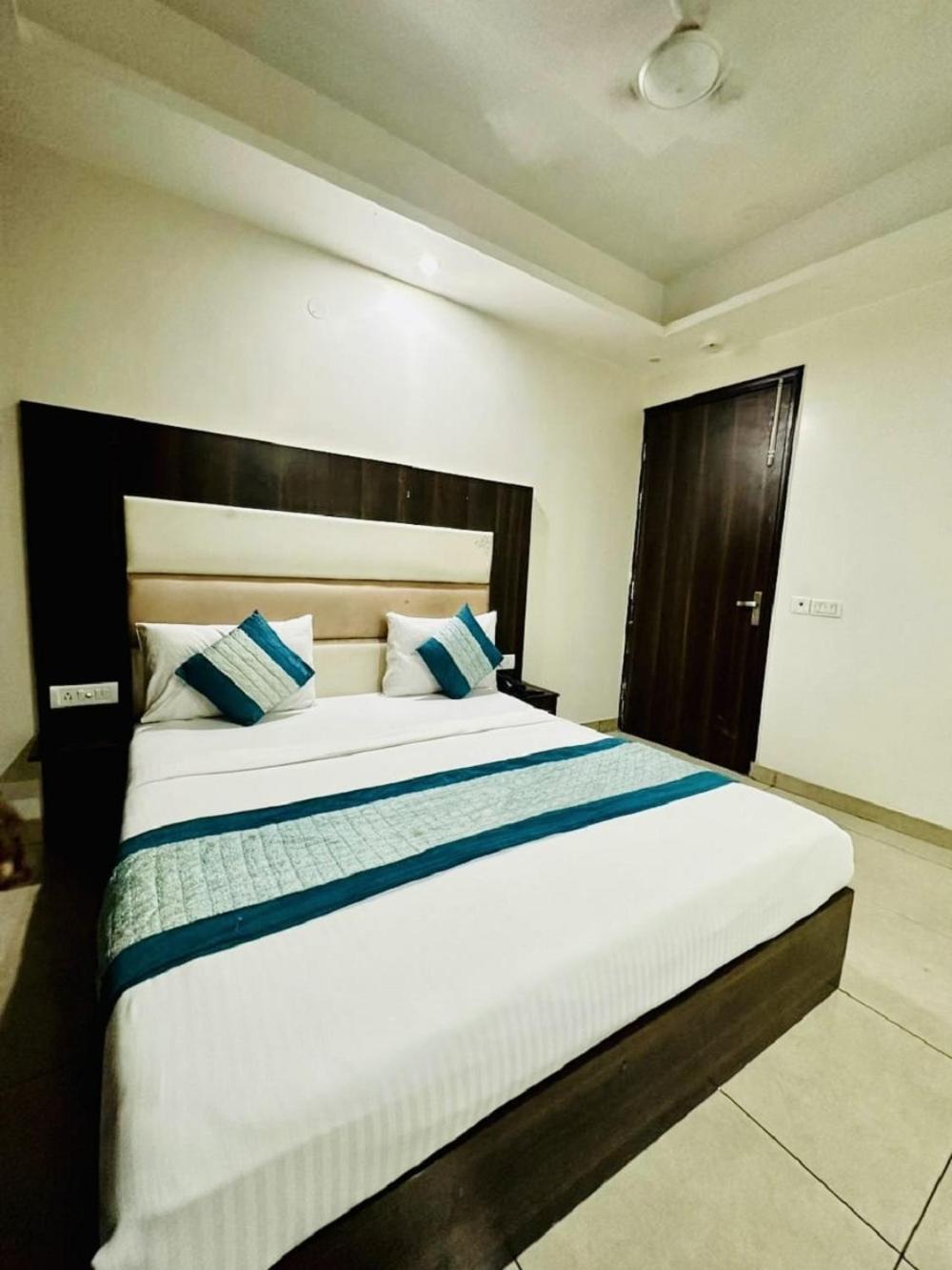 Hotel Sky Plaza Új-Delhi Kültér fotó
