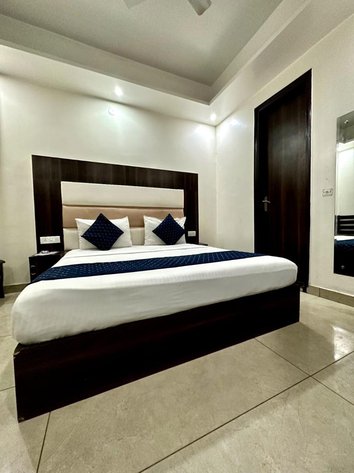 Hotel Sky Plaza Új-Delhi Kültér fotó