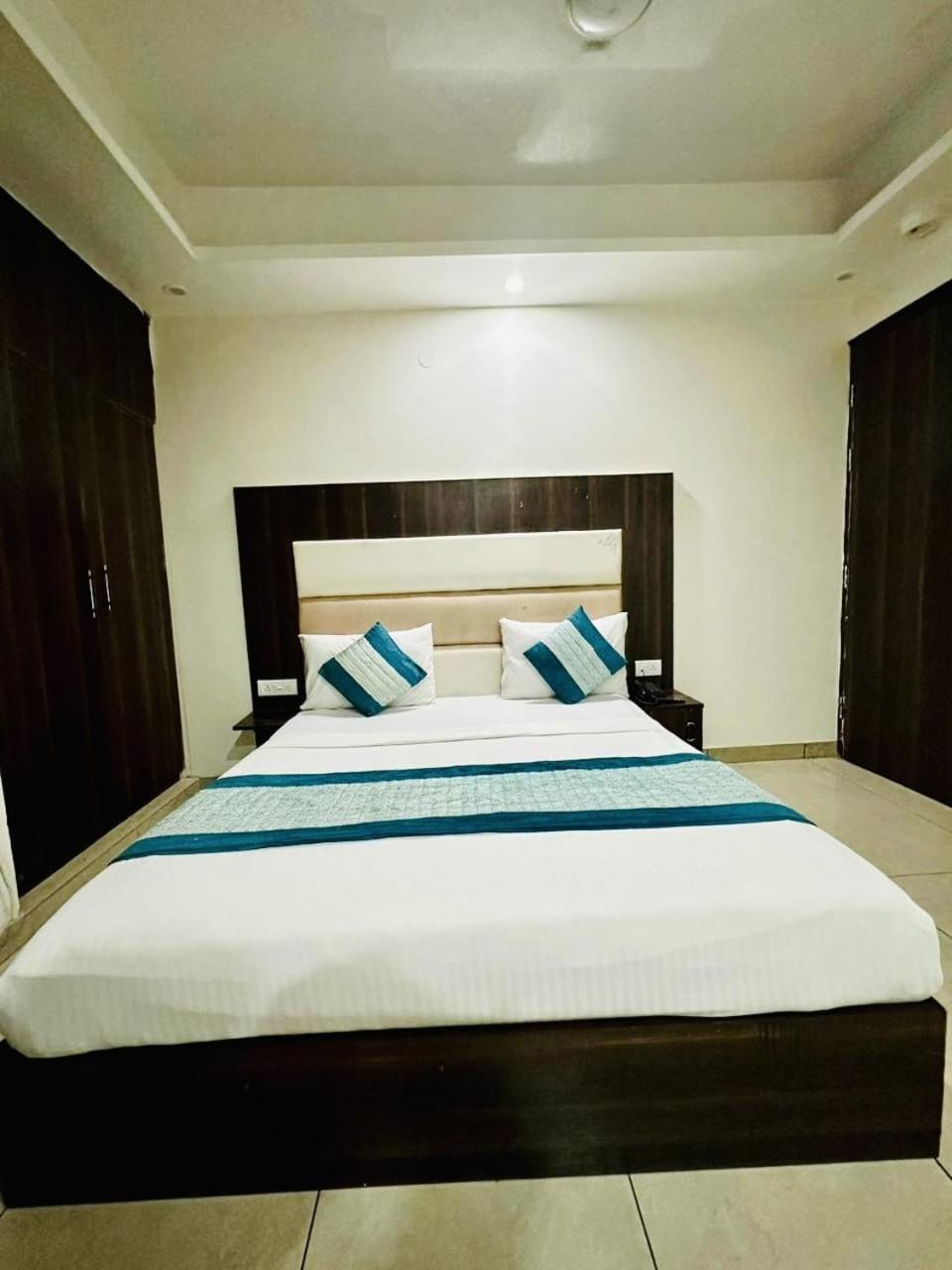 Hotel Sky Plaza Új-Delhi Kültér fotó