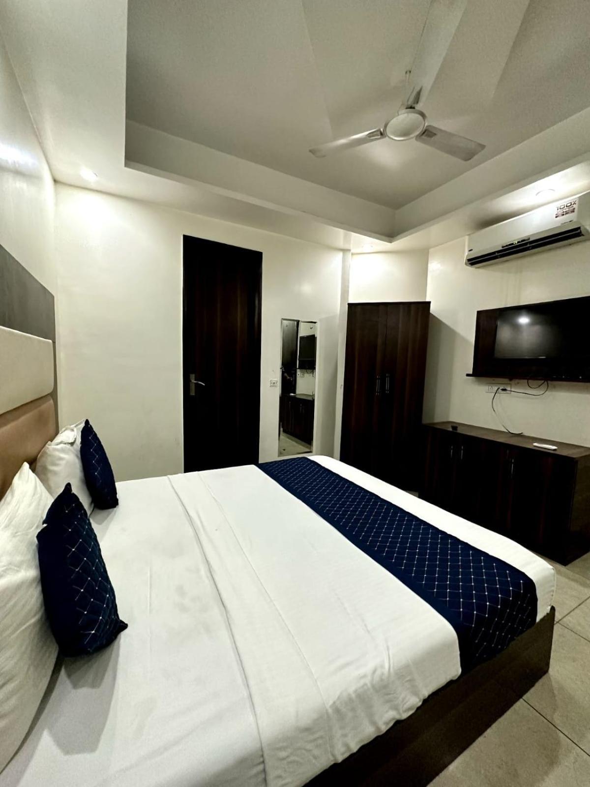 Hotel Sky Plaza Új-Delhi Kültér fotó