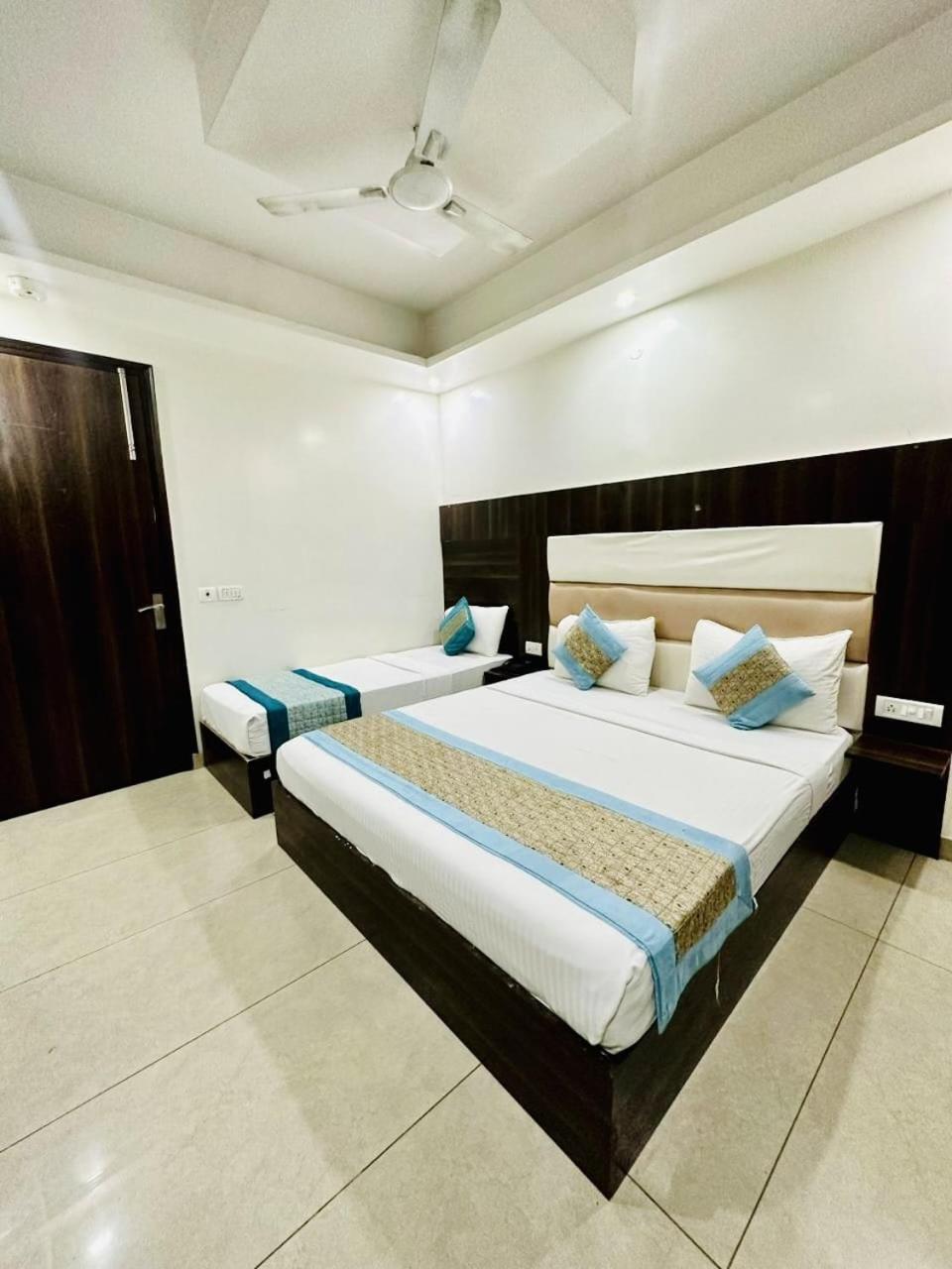 Hotel Sky Plaza Új-Delhi Kültér fotó